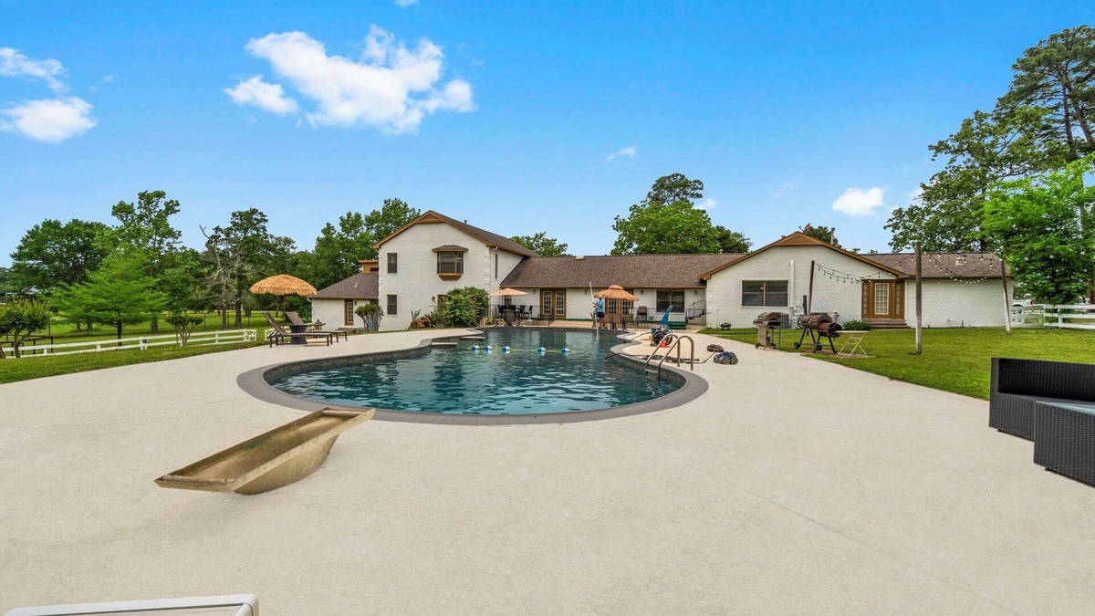 Willis Resort | Spacious Getaway 12 Acres Whole Family w/Private Pool Sleeps 20+