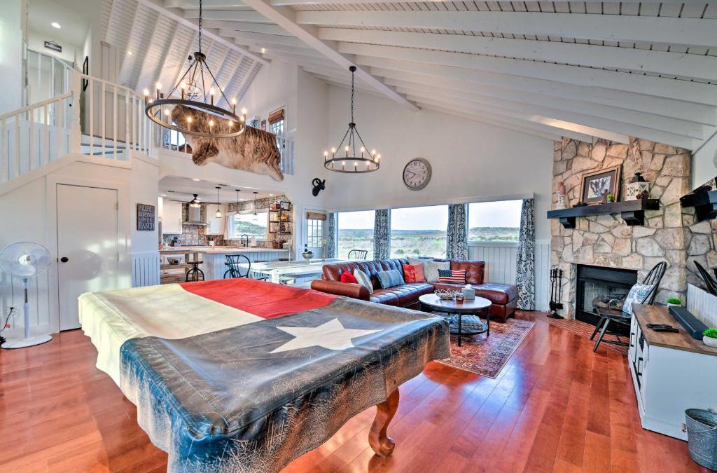 Palo Pinto County House | Spacious Getaway about 12 Acres, Views, and Hot Tub!