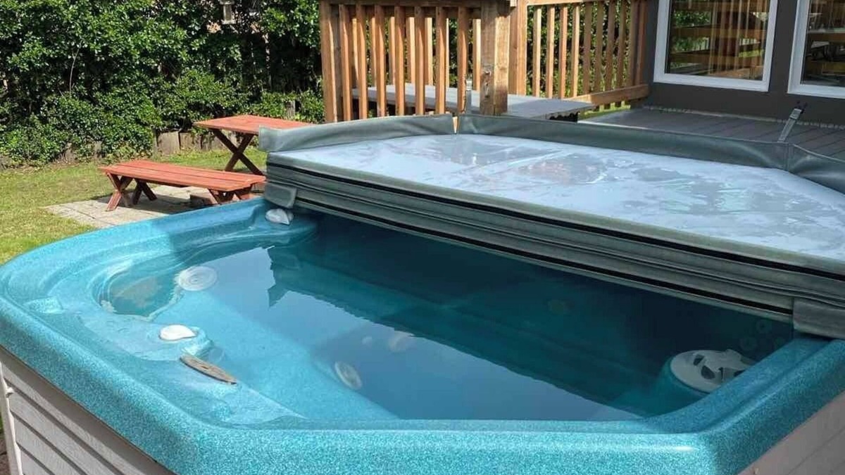 Lincoln City House | Spacious Getaway, Hot Tub, Walk to Beach Fun!