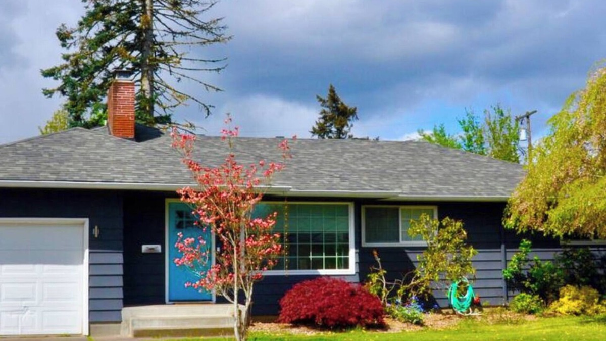 Montavilla House | Spacious Getaway Near Mt Tabor Park—Sleeps 4, with Kitchen, Washer Dryer, Patio