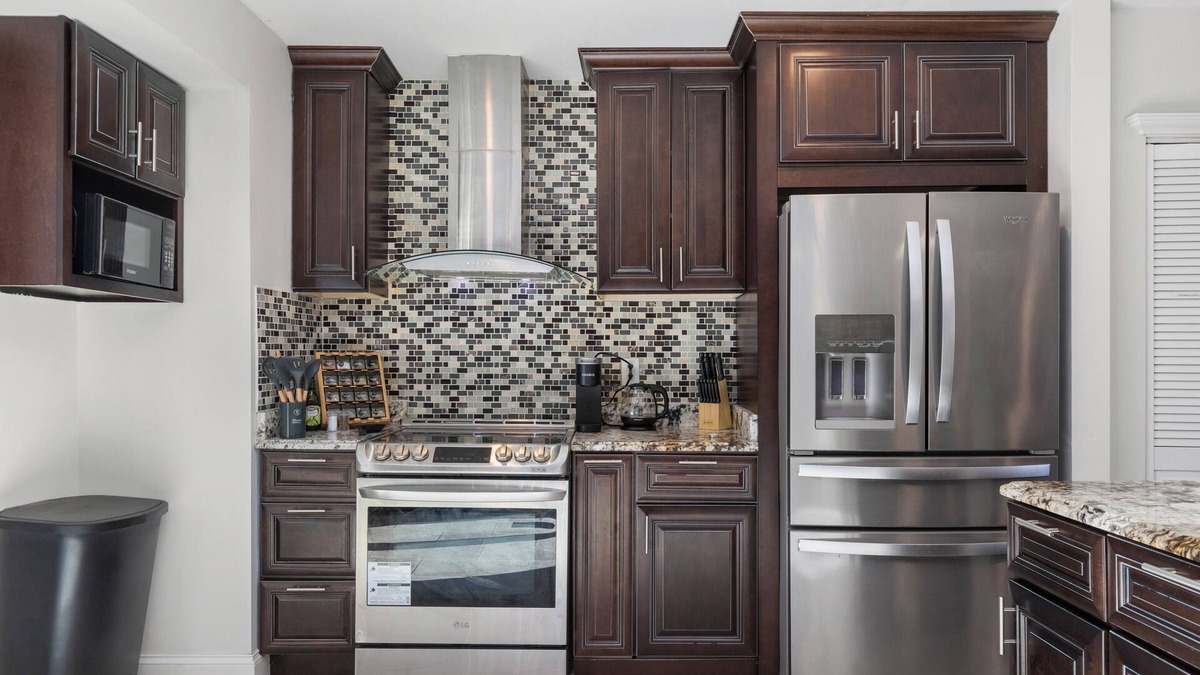 White Oak House | SPACIOUS Getaway [4BR QBED] Free Parking! [12mi- DC]