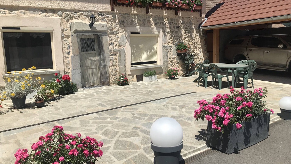 Le Glaizil Cottage | Spacious gîte, private courtyard, hiking, climbing, skiing at the foot of the mountain