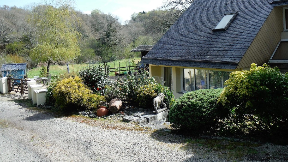 Huelgoat Apartment | Spacious Gite Situated In Beautiful Countryside easy walk to Huelgoat village