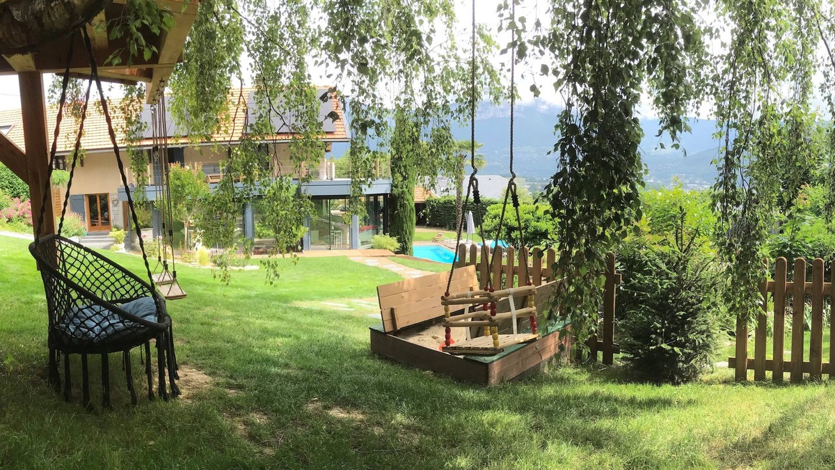 Barberaz Cottage | Spacious gîte with heated swimming pool and children's play area