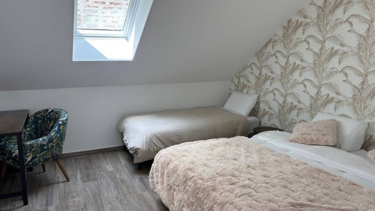 Landean Cottage | Spacious gîte with jacuzzi-sauna area, reception room and terrace with games.