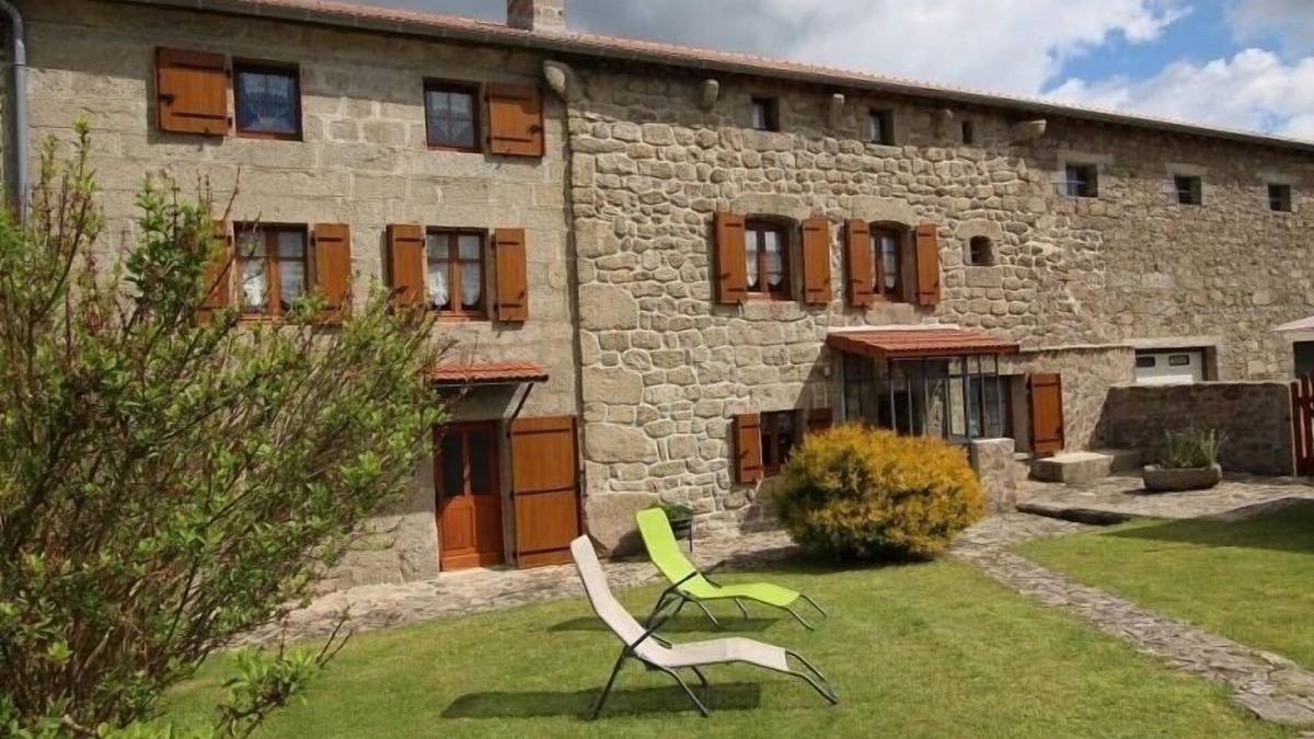 Croisances Cottage | Spacious Gîte with Private Gym, Terrace & Garden, near Hiking & Fishing Spots