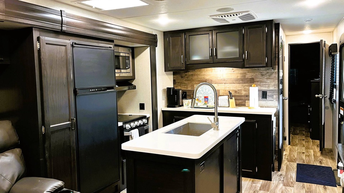 Dripping Springs House | Spacious Glamper with TWO fireplaces, sleeps 2-4 in charming Dripping Springs