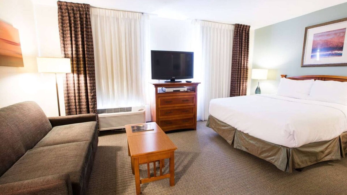 Gateway Hotel | Spacious Good-Value Accommodation! Close to Walnut Creek Greenbelt, w/Pool!