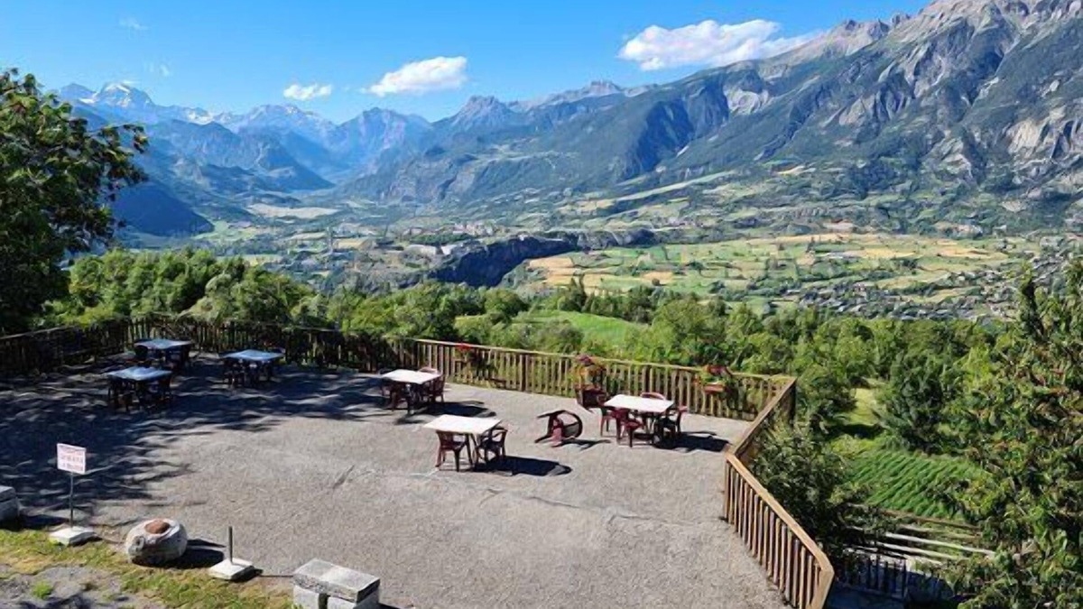 Gap Hotel | Spacious Good-Value Accommodation! Near Place du Rochasson! Pets are Allowed!