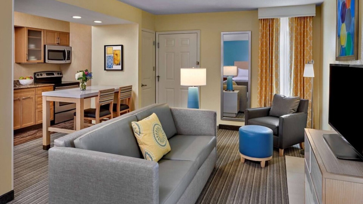 Sharonville House | Spacious Good-Value Accommodation in Cincinnati! Full Kitchen, Pool, FREE Bfast!