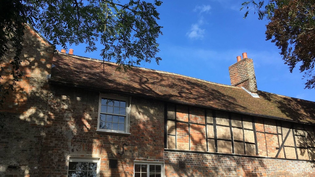 Marlborough House | Spacious Grade 2 Listed home - central Marlborough - free parking