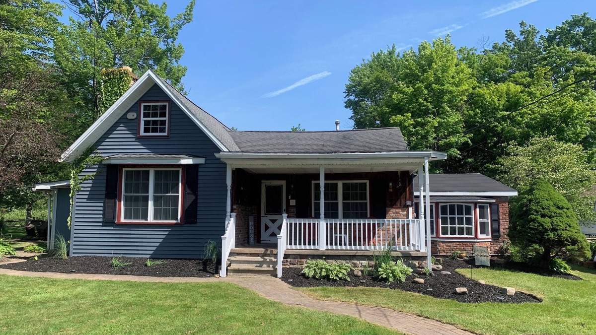 Lake Erie Beach House | Spacious Grandview Bay Cottage Style Home