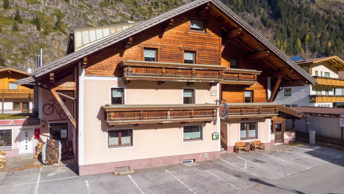Huben House | Spacious group house with private sauna