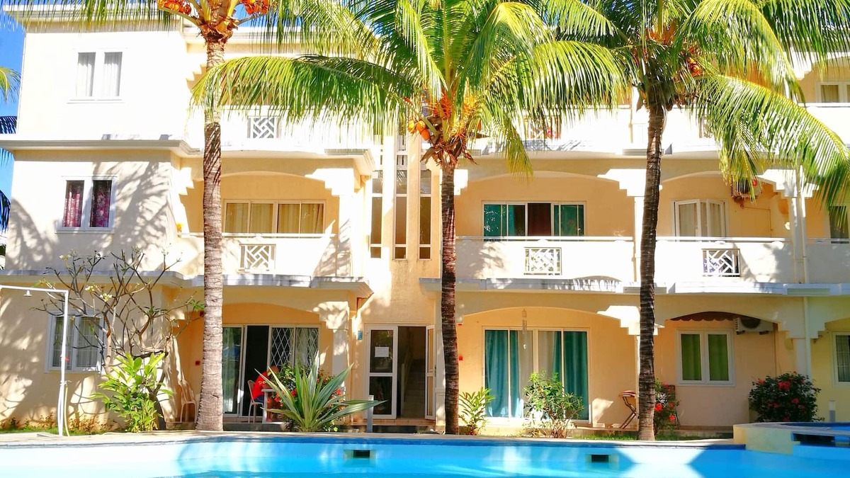 Flic-en-Flac Villa | Spacious ground floor villa 5 mins walk to beach, shops and entertainment.