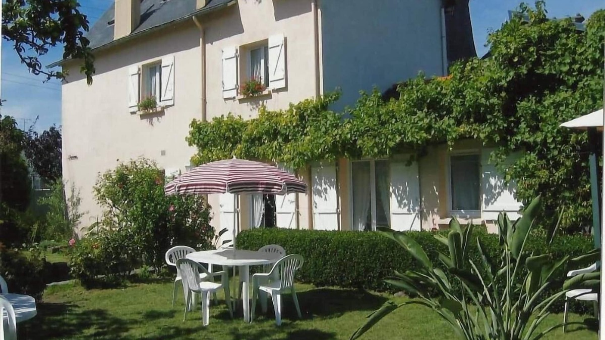 Courtoisville-Sillon-Moka Apartment | Spacious ground floor apartment with enclosed garden facing south