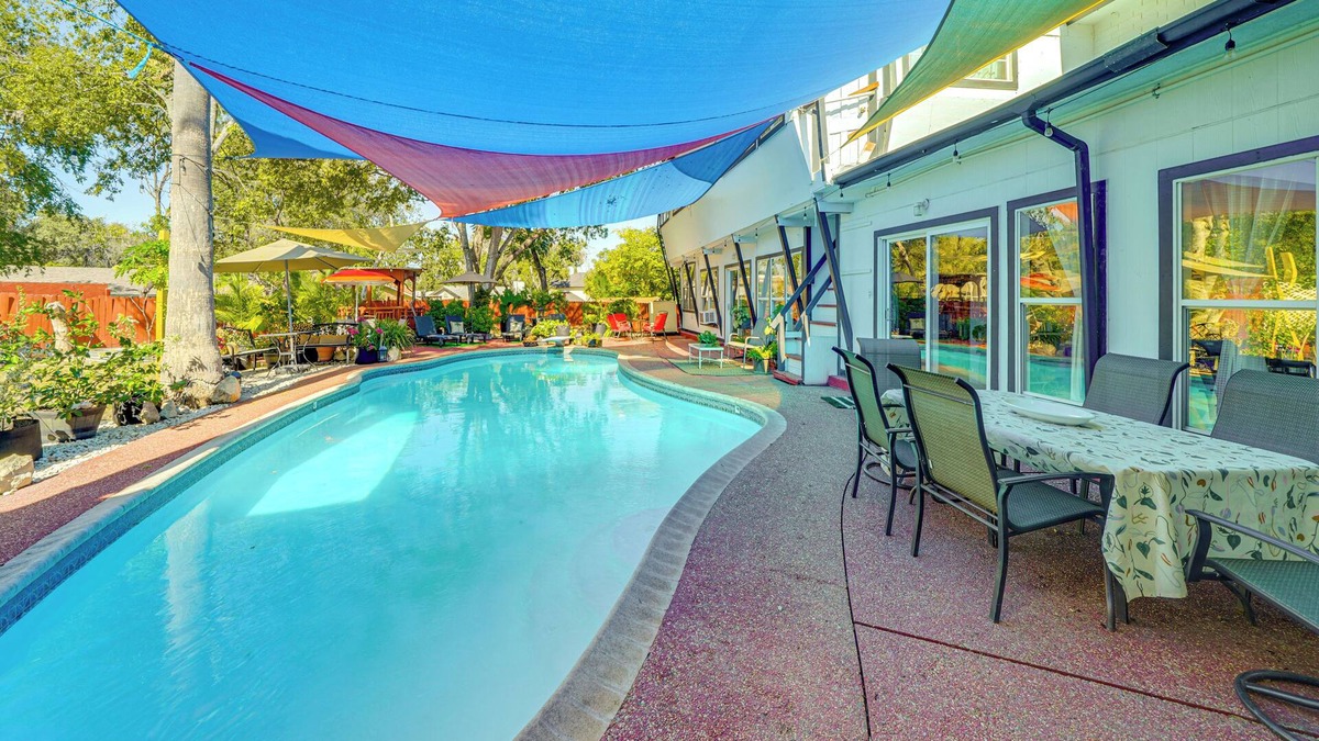 Heritage Villa | Spacious Group Retreat: 15 Mi to Dtwn San Antonio!