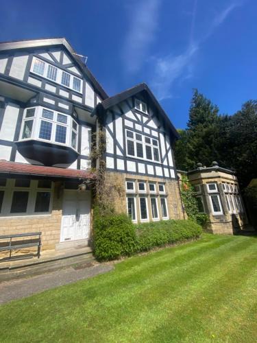 Roundhay Apartment | Spacious Guest Flat near Roundhay Park