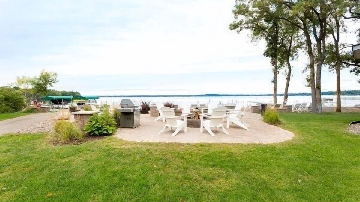 Nisswa Condo | Spacious Gull Lake Beach Condo, Lake Access and Fire pit