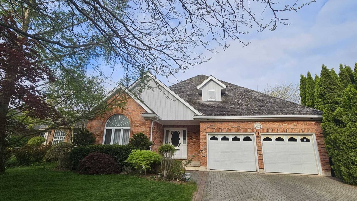 Historic Old Town House | Spacious House - GREAT LOCATION in Old Town NOTL with HOT TUB & Univ. EV CHARGER