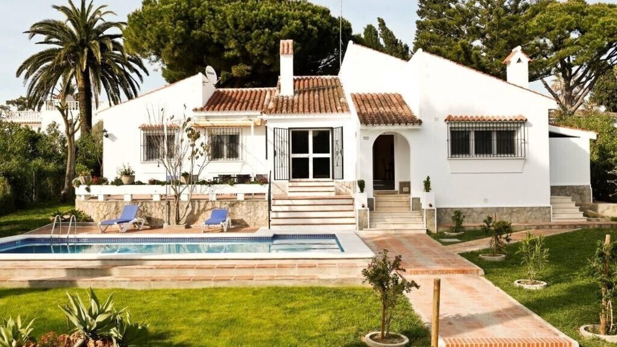 Conil de la Frontera House | Spacious house with swimming pool, Wi-Fi and a beautiful garden near the beach
