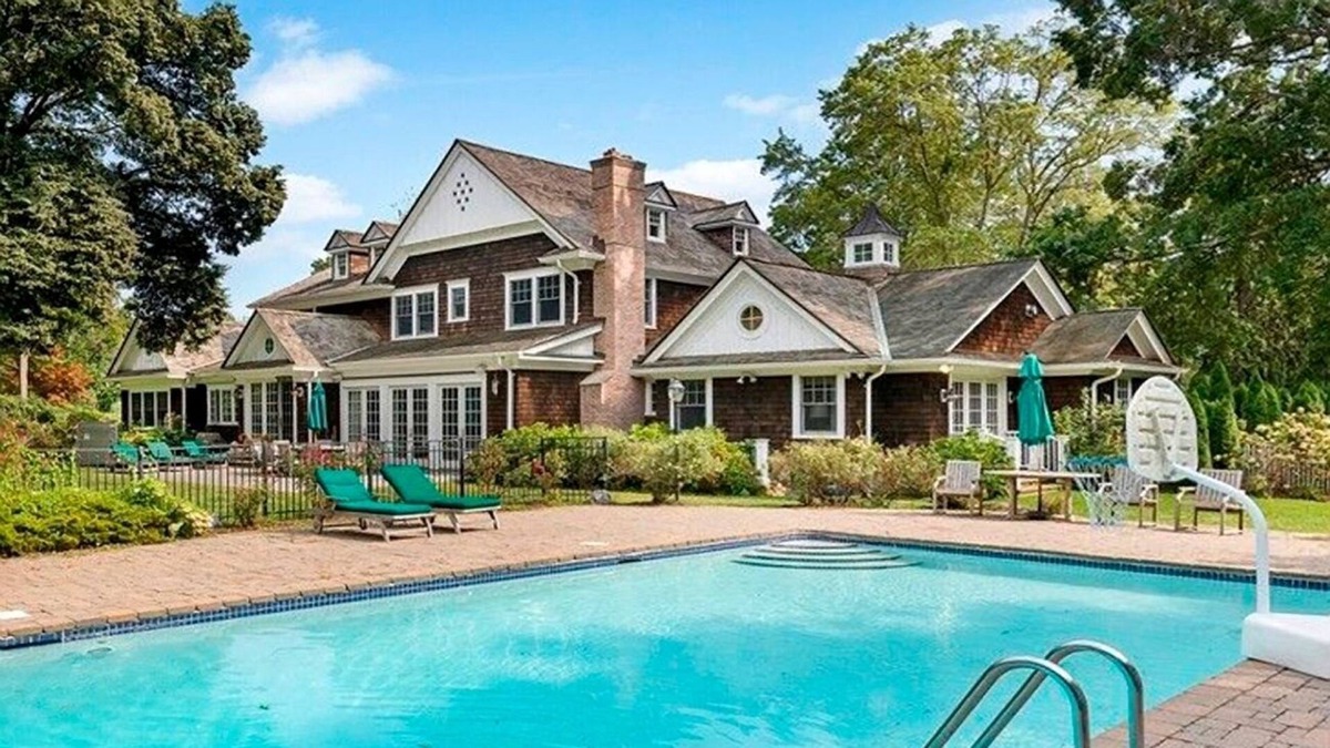 Glen Head House | Spacious Hampton style house with giant indoor basketball court.