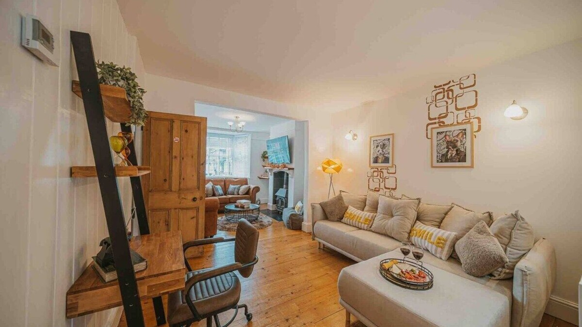 Cirencester House | Spacious Heart of town w/garden WiFi Smart TV