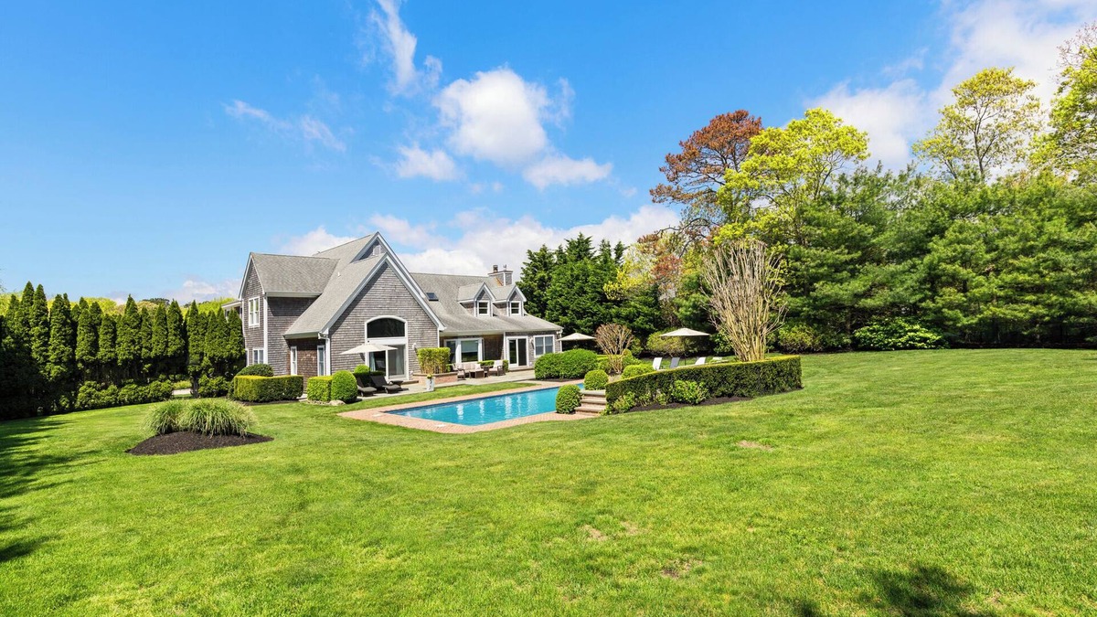 Quogue House | Spacious, Heated Pool, 2 Master Bedrooms close to Beaches, Shopping & Dining