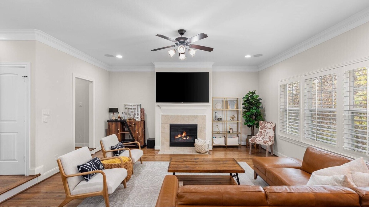 Shady Acres House | Spacious Heights townhome - 3BR/3.5BA, putting green & walkable to hotspots