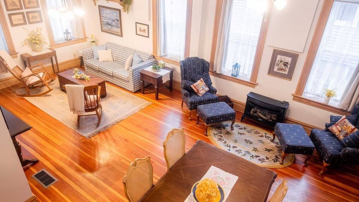 St. Charles Historic District House | Spacious Historic Townhouse - Character for All
