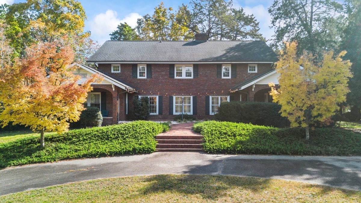 Lemon Springs House | Spacious Historic Manor with Chef's Kitchen Horse-Friendly