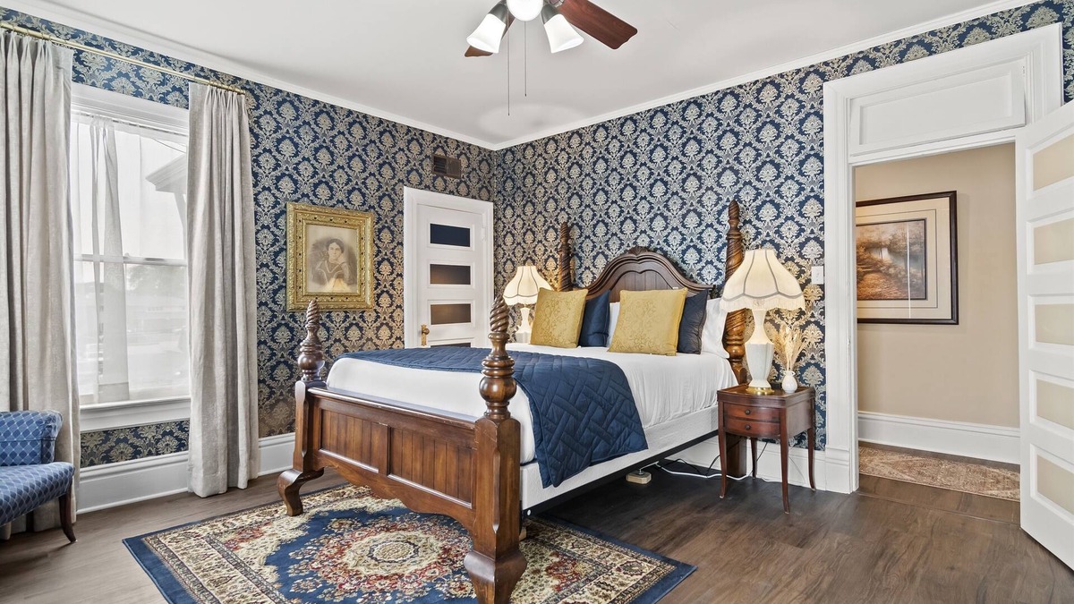 Springfield Apartment | Spacious Historic Escape | 4BR Luxury | Walk to Downtown & Landmarks