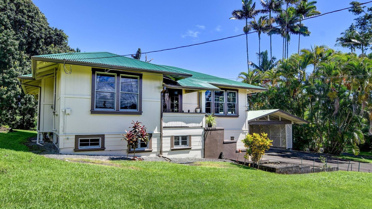 Hilo House | Spacious Historic Estate ~ 5 Min Walk to Hilo & Bay Front