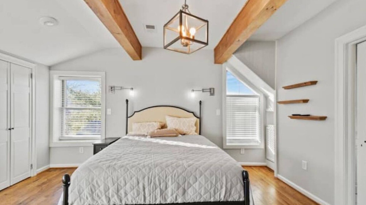 Strasburg House | Spacious Historical Manor