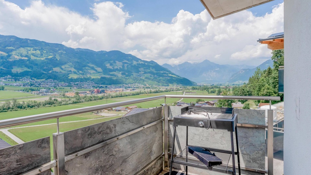 Helfenstein Apartment | Spacious holiday flat, 4 km to the ski lift