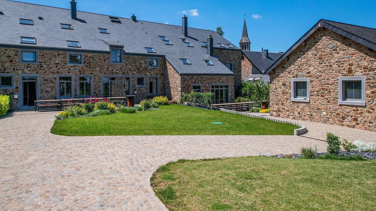 Bourseigne-Vieille House | Spacious holiday home in Bourseigne-Neuve with barbeque