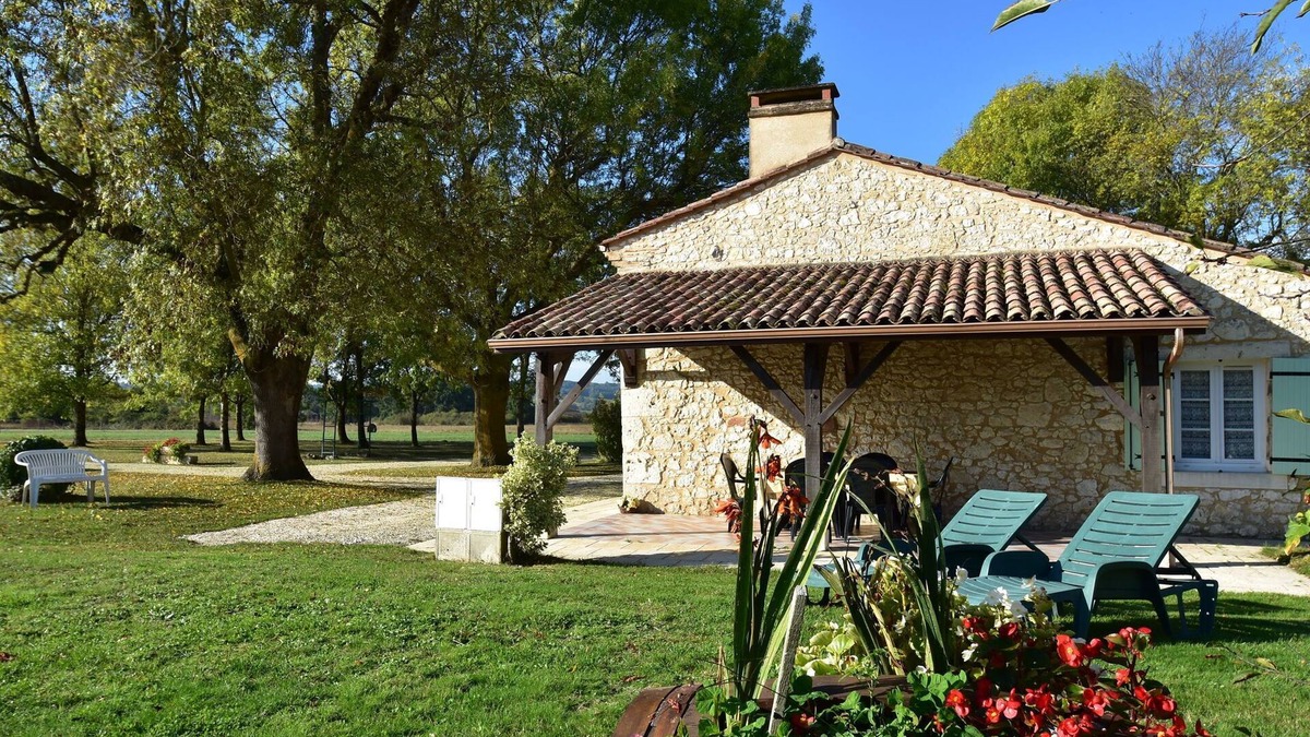 Saint-Nexans House | Spacious holiday home with terrace