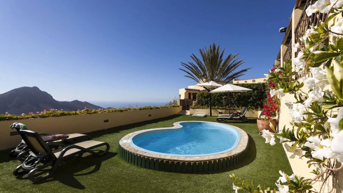 Valle de San Lorenzo Villa | Spacious holiday home “Casa Del Limonero” with Mountain View