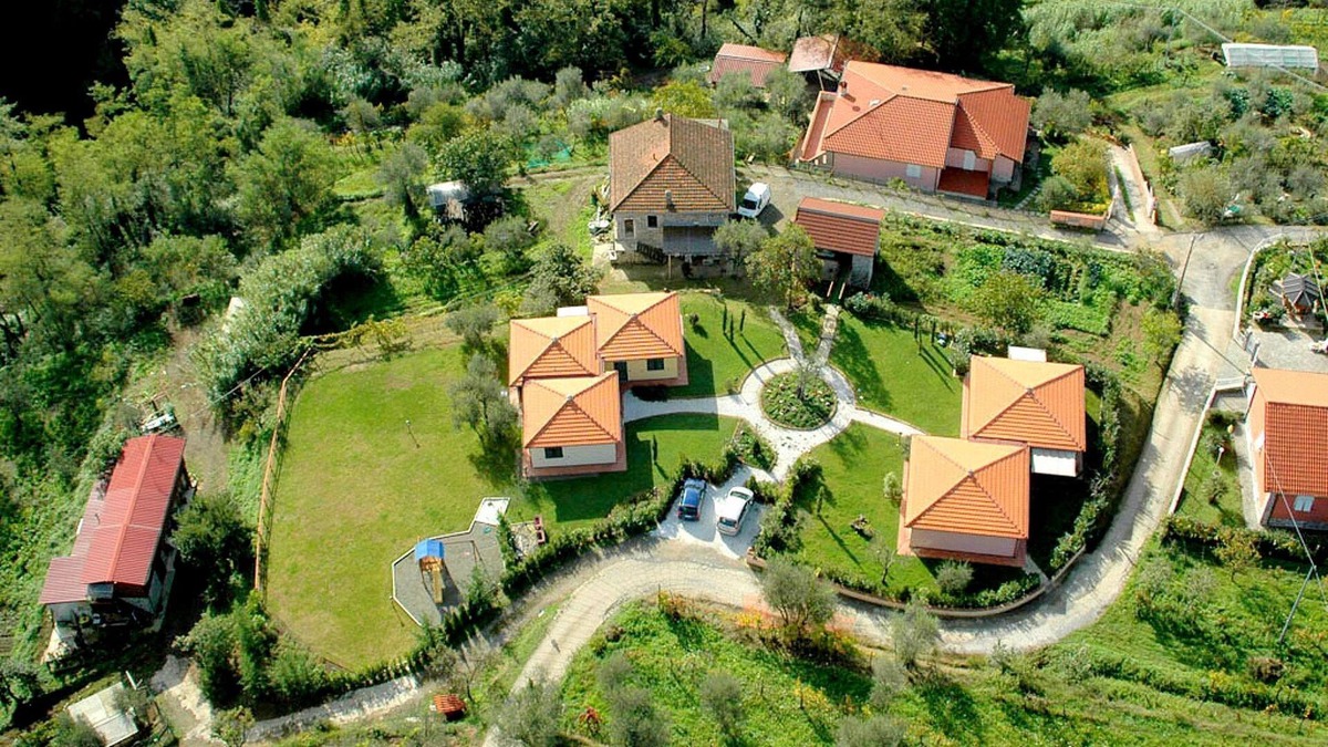 Montebello di Mezzo House | Spacious Holiday Home in Bolano with shared Pool