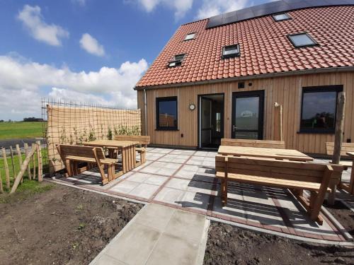 Leons House | Spacious holiday home in Leons with garden