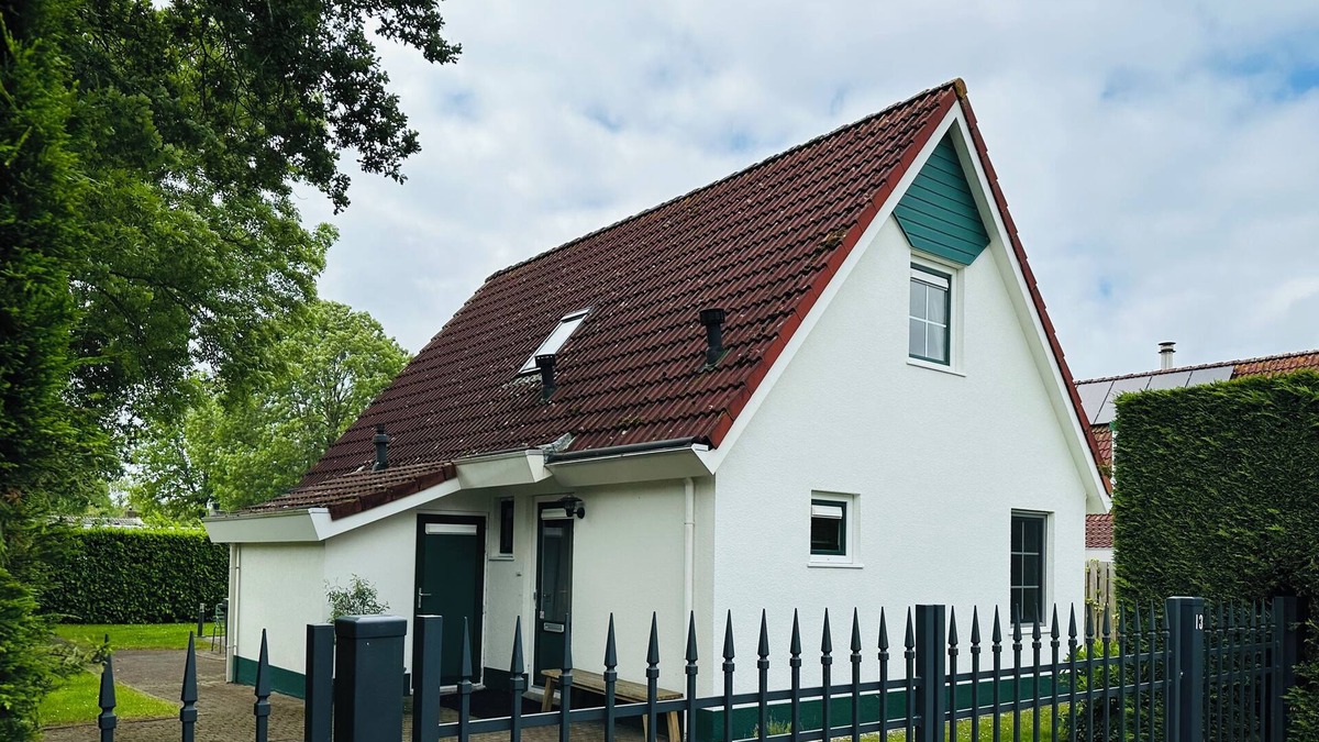 Kortgene House | Spacious holiday home in Zeeland on the Veerse Meer with garden for family with dog