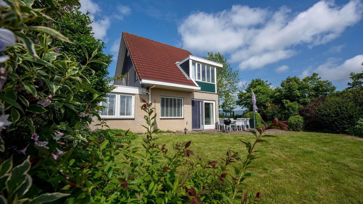 Terherne House | spacious holiday home with private jetty