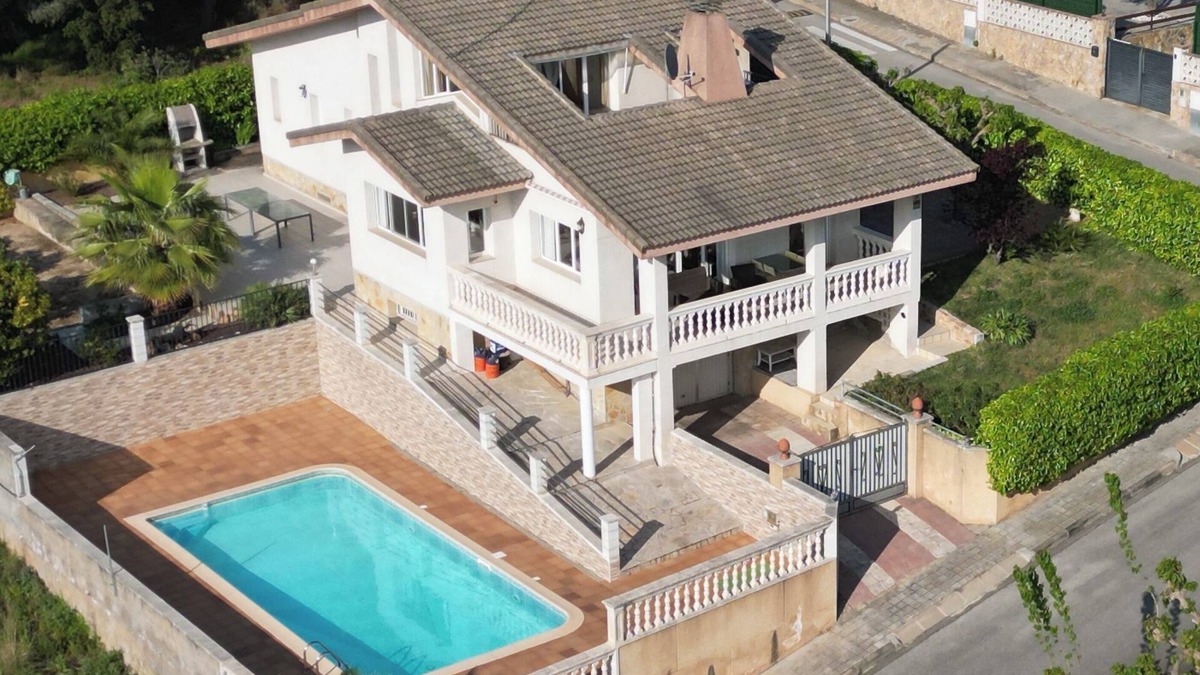 Tordera House | Spacious Holiday Villa in Tordera , 12 people with gr. Pool, only 10 minutes to the beach
