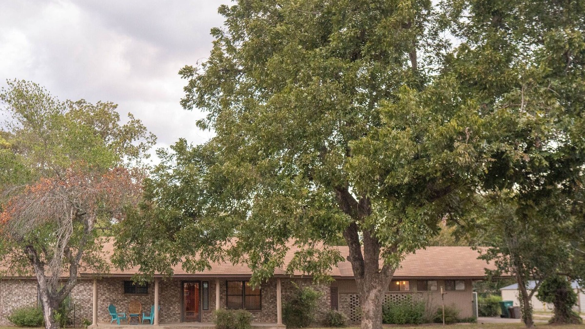 Smithville House | Spacious home 2 minutes from downtown (Pet-Friendly!)