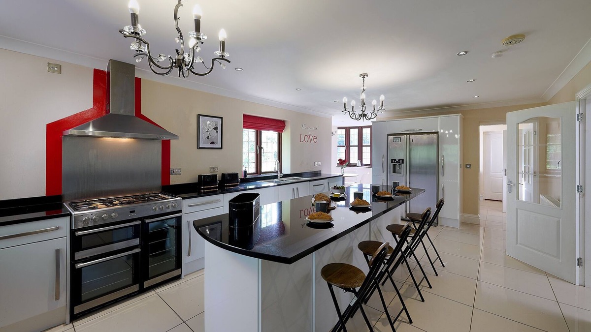 Wolverhampton House | Spacious home 4 large families, contractors welcome