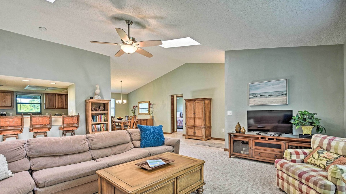 Hidden Lake House | Spacious Home - 5 Mi to Beach & Int’l Speedway!