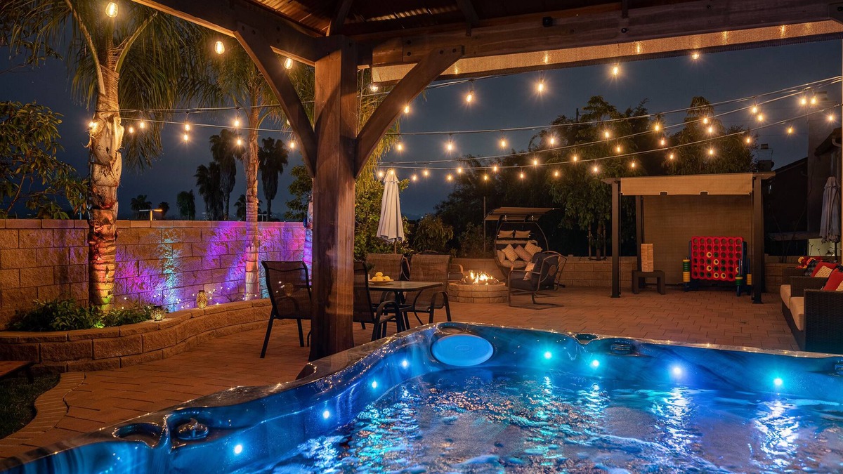 Vista House | Spacious Home 7mi to Beach, King Bed, Spa, Firepit, Games, Perfect for Groups