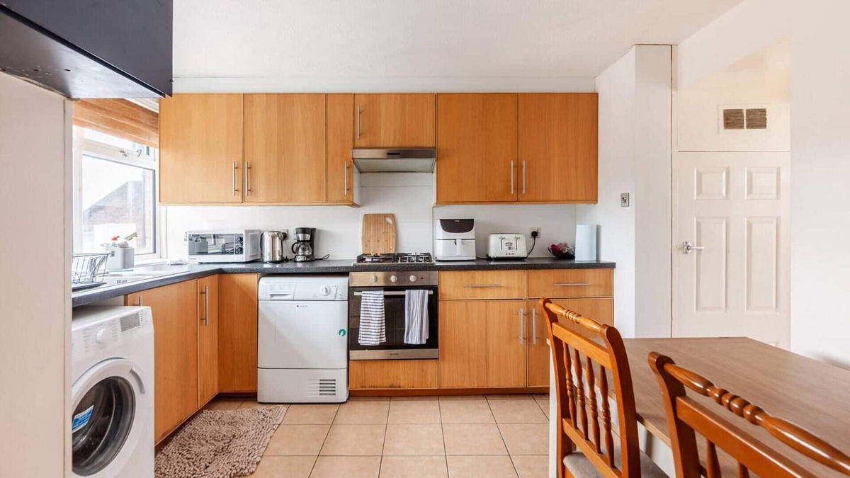 Waltham Abbey Apartment | Spacious Home by Lee Valley Rafting Waltham Cross