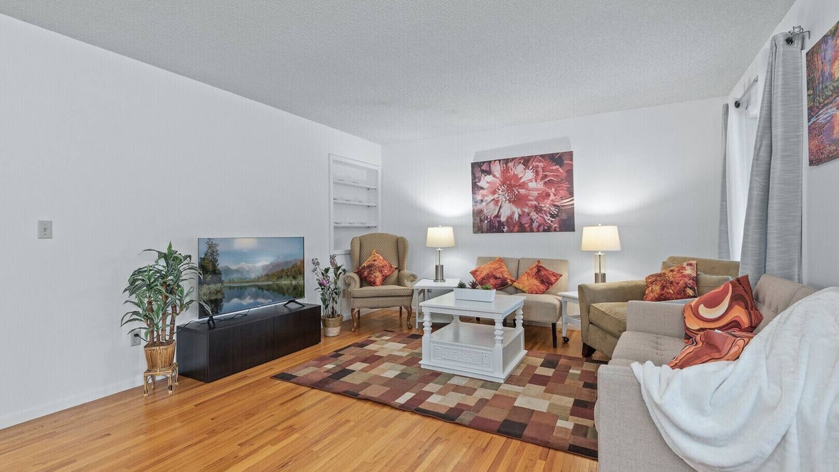 Little Canada House | Spacious Home- Centrally located near St. Paul