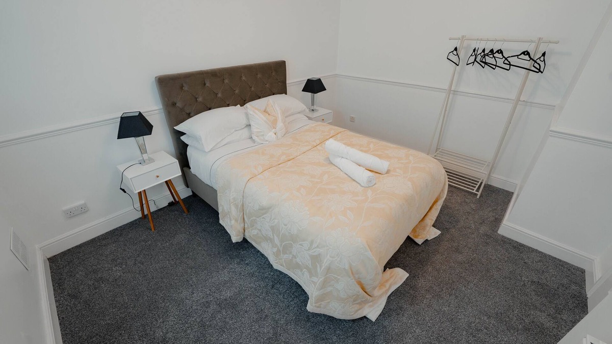 Sheffield House | Spacious home close to city centre, tram, hospitals, universities, Peak District