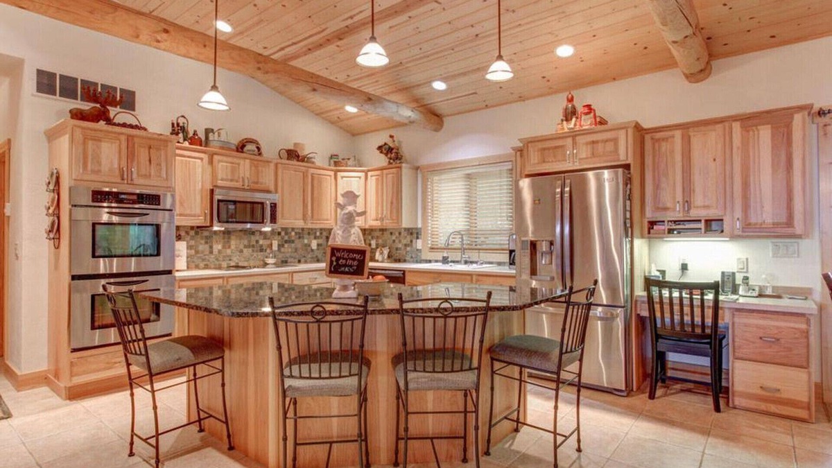 Peterson House | Spacious home close to Lanesboro, MN and the Root River State trail system.